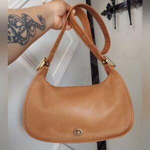 Vintage Coach Camel Legacy Crescent 9338💛🤎